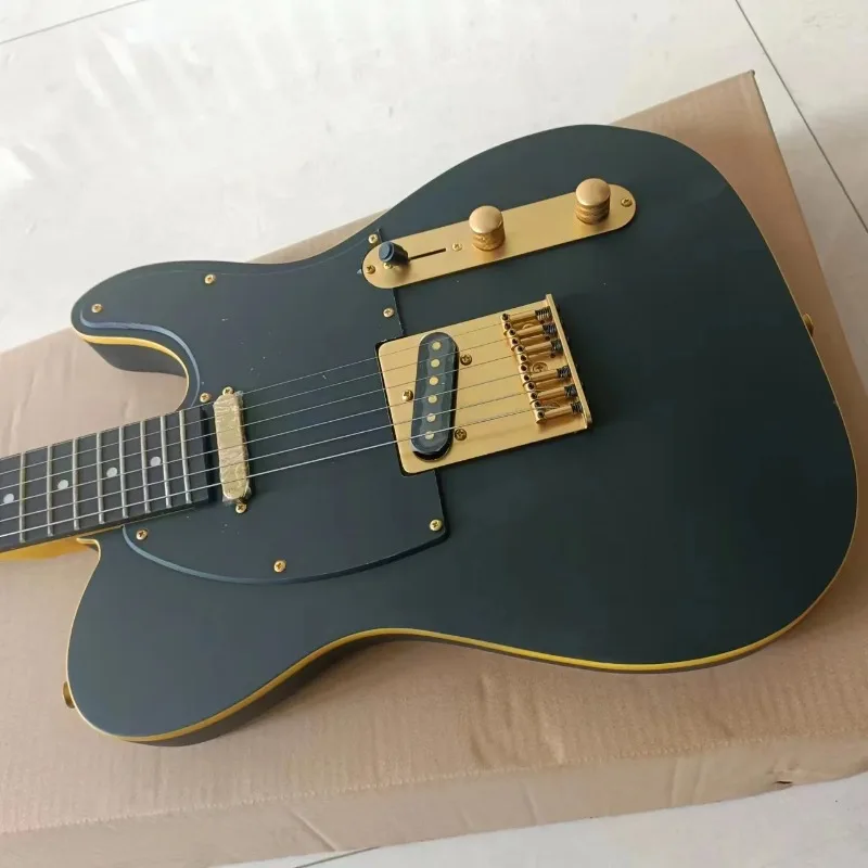 Matte black electric guitar, a very beautiful color, very popular among everyone, good professional performance performance