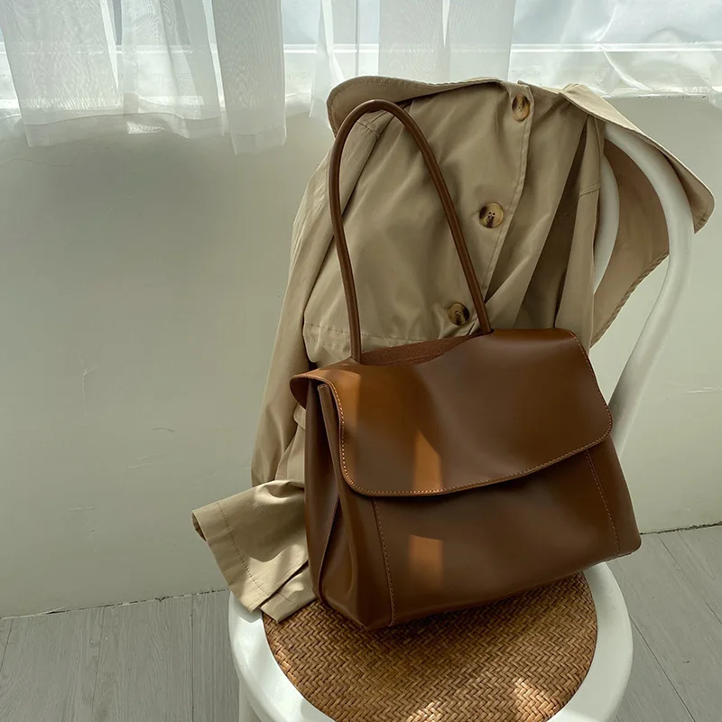 Women Large Capacity Vintage Shoulder Bag 2026 Autumn Winter New Retro Briefcase Niche Design Ladies Crossbody Handbag Trendy Wh