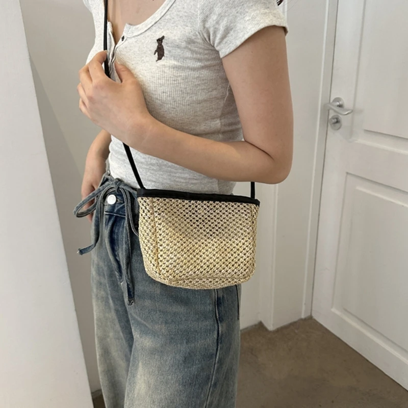 Casual Woven Shoulder Bag Travel Crossbody Bag 2023 SummerBeach Shoulder Bag for Girl Women Straw Weave Mini Square Bag