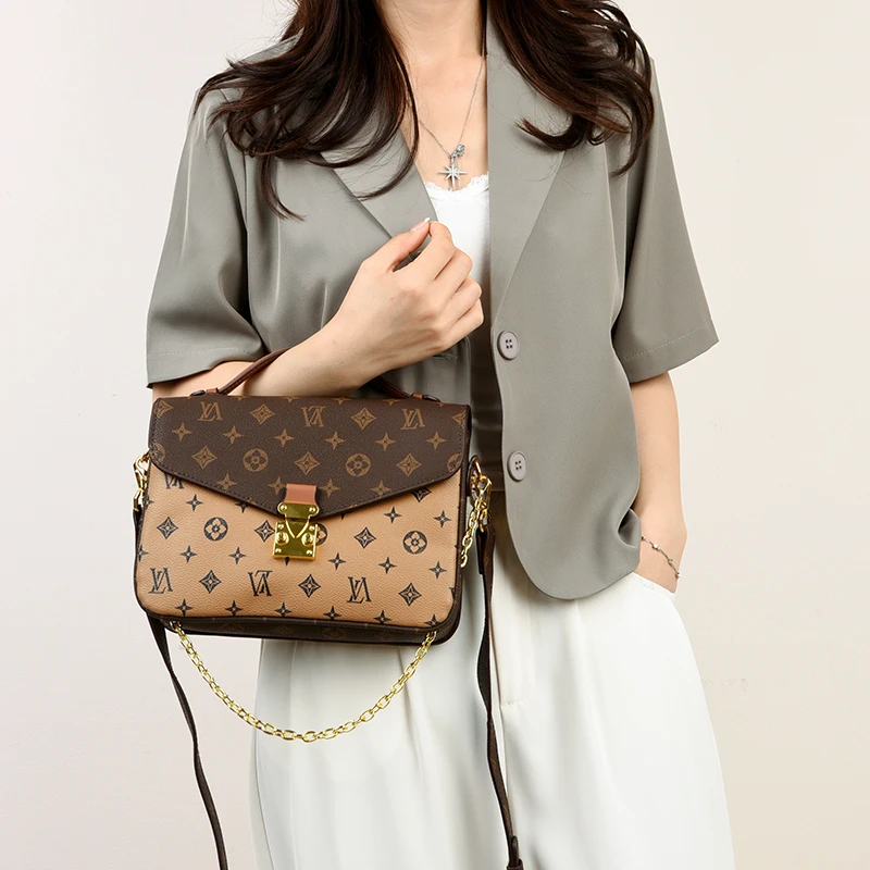 빈티지 스타일에 미니멀리스트 터치와 대용량을 더한 데일리룩 트렌디 레터 로고 쇼퍼백