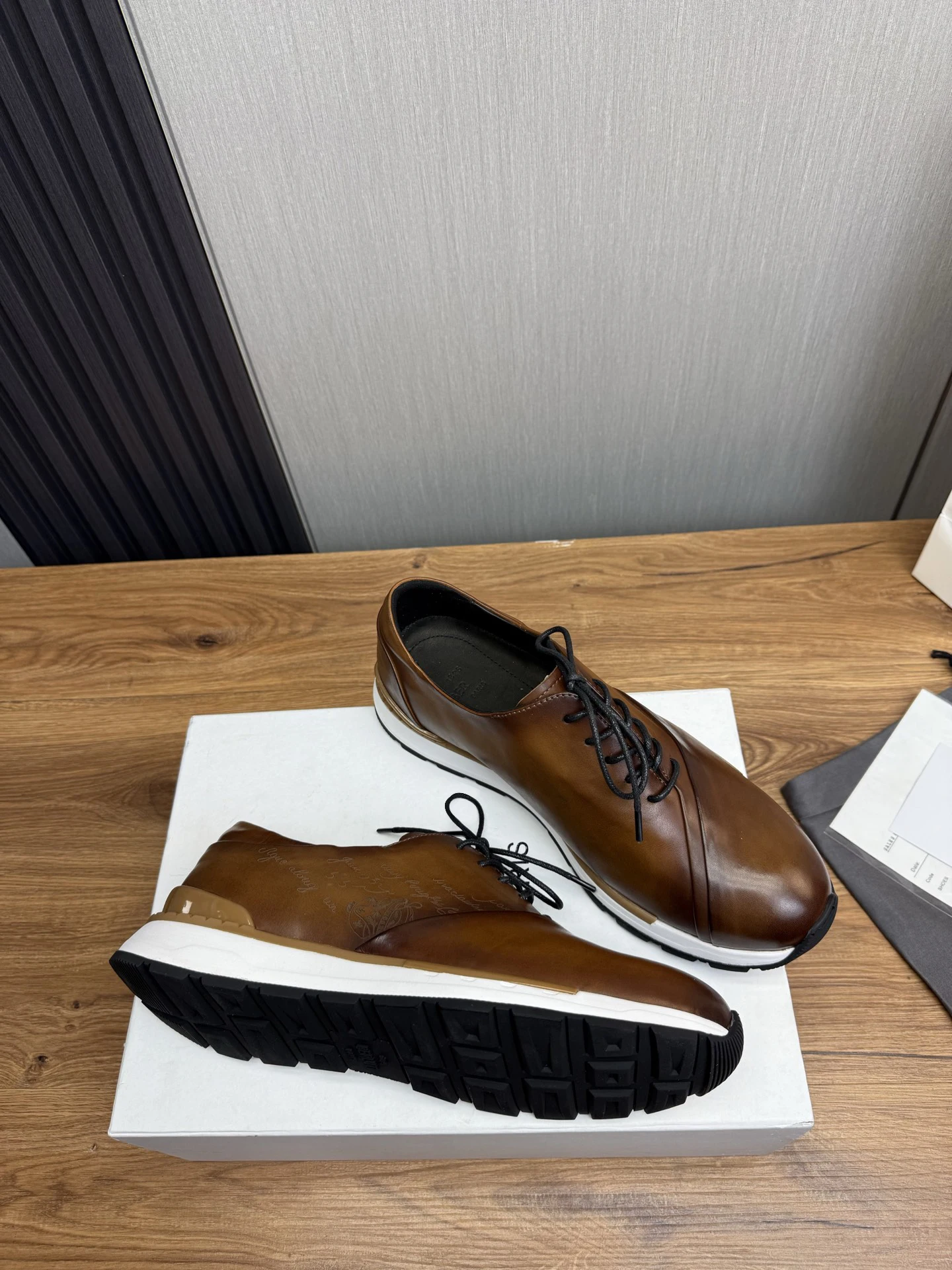 BLLIYOSS Men Shoes 2026 New Calf leather stitching 1895 High Quality Three dimensional relief sculpture Embossed badge pattern