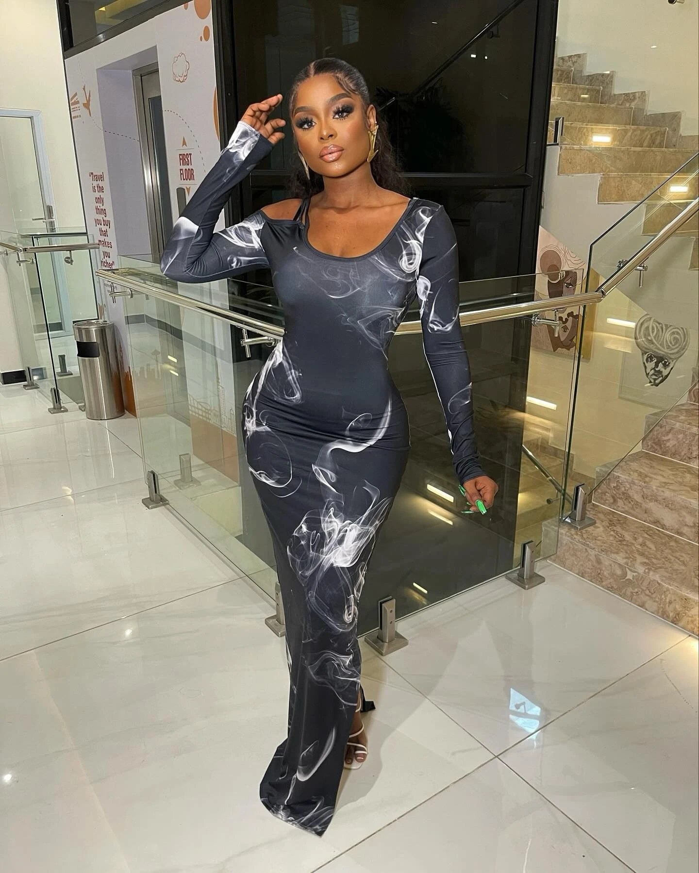 فستان نسائي بأكمام طويلة مع رقبة مستديرة مطبوعة ، مناسب للجسم ، متوسط الطول ، مطبوع بشبكة