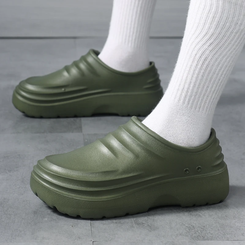 A Pair of Summer Men's Closed-Toe Waterproof and Oil-Proof Sandals, Wear-Resistant and Non-Slip Work Shoes, Durable for Hotel, Kitchen, and Restaurant Chefs