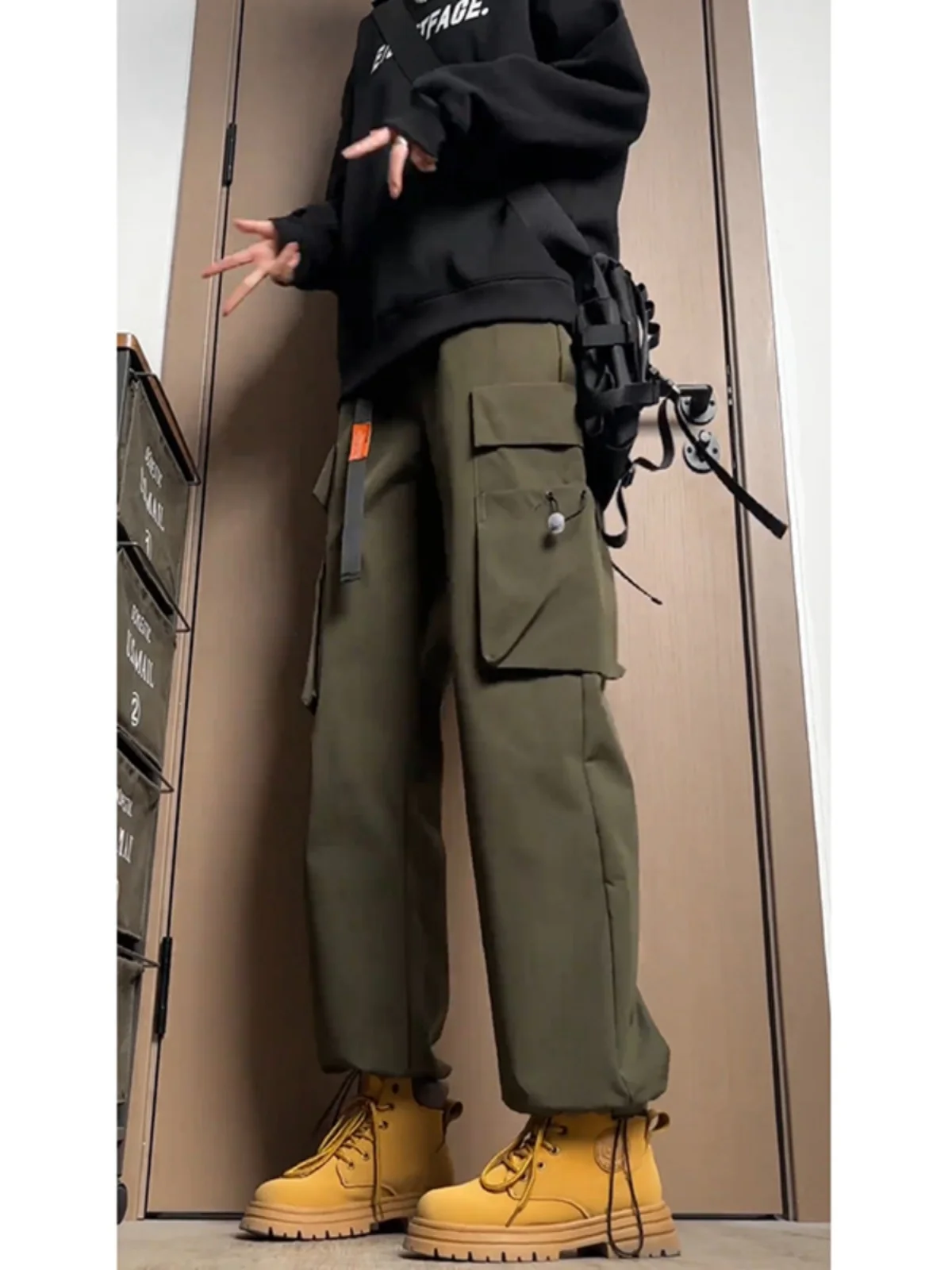 

Мужские флисовые брюки-карго цвета хаки с флисовой подкладкой и большими желтыми ботинками для повседневной работы и отдыха