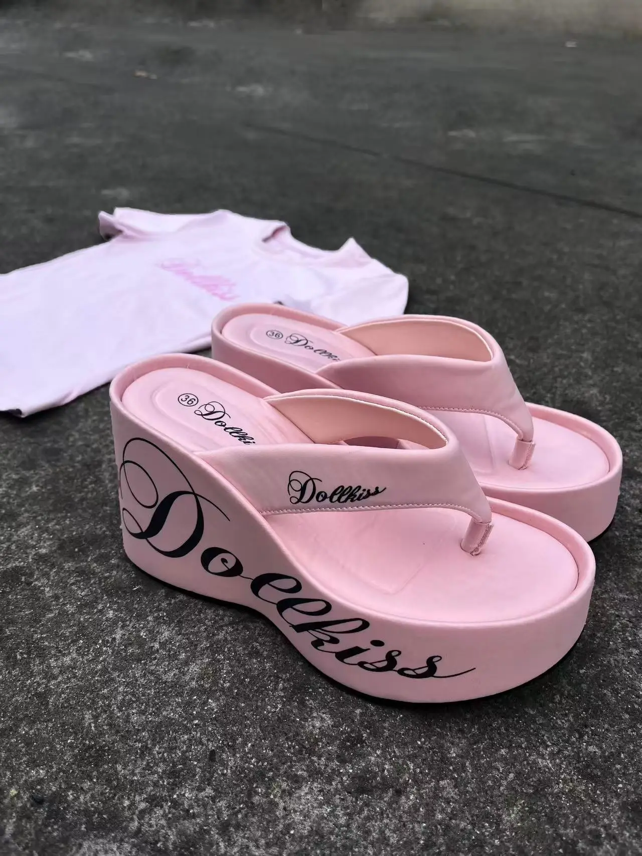 

DollKiss Original Spicy Girl Sle Flower Print Thi Heel 0cm Heightening Thong Slippers Casual Youth Daily Wear Fabric Uppers