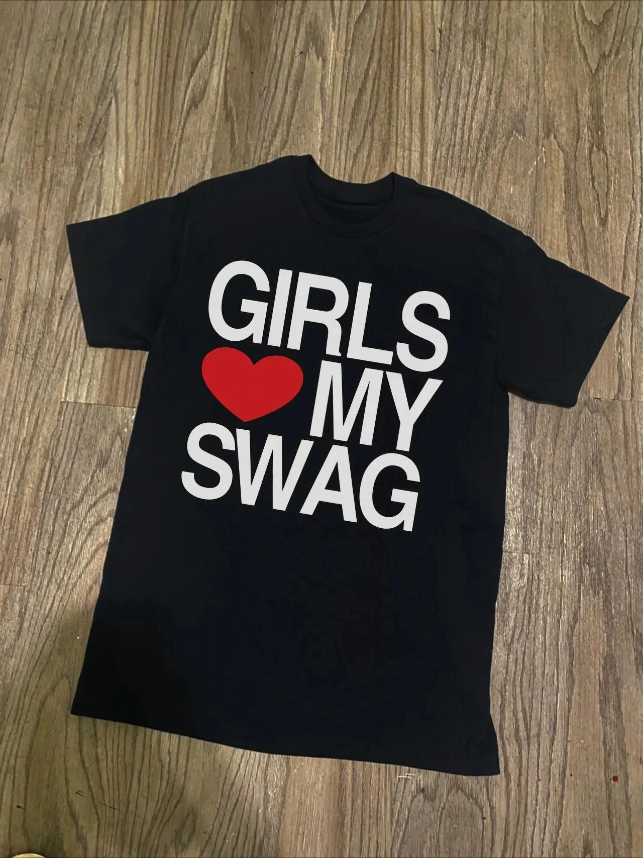 Girls Love My Swag Unisex T-Shirt, trendiges Grafik-T-Shirt, Y2K-Ästhetik-Top, kräftiges Statement-Shirt, rotes Herz-Print-Shirt