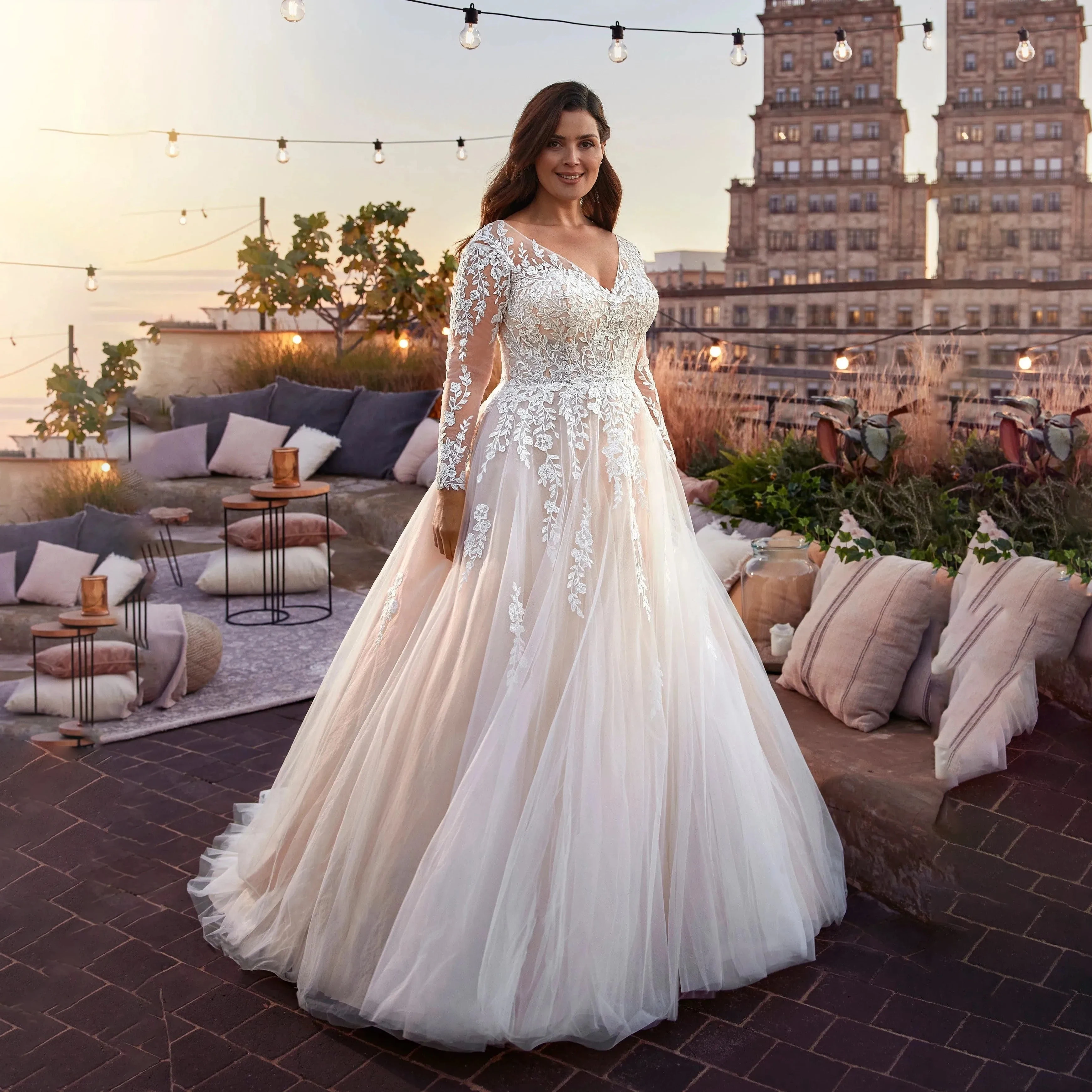 Elegantes Brautkleid mit langen Ärmeln, Spitze, V-Ausschnitt, Illusionsrücken, Tüll, A-Linie, Champagnerfarbener Schleppe, Übergröße, Vestido De Novia