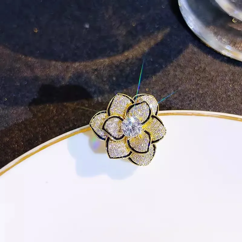 عالية الجودة Xiaoxiangfeng كاميليا بروش صغير الملمس كريستال زهرة الصدار العنق المضادة للضوء الديكور دعوى الملحقات