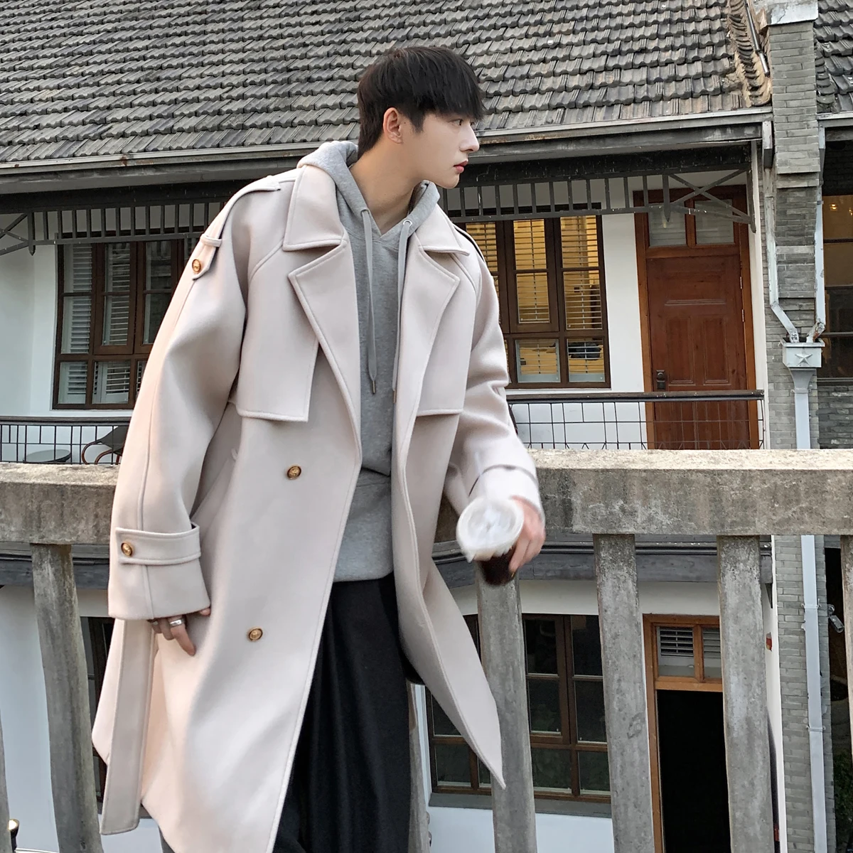 Cappotto di lana da uomo di media lunghezza autunno inverno ispessimento cappotti di lana di fascia alta stile coreano alla moda sciolto bei vestiti da uomo