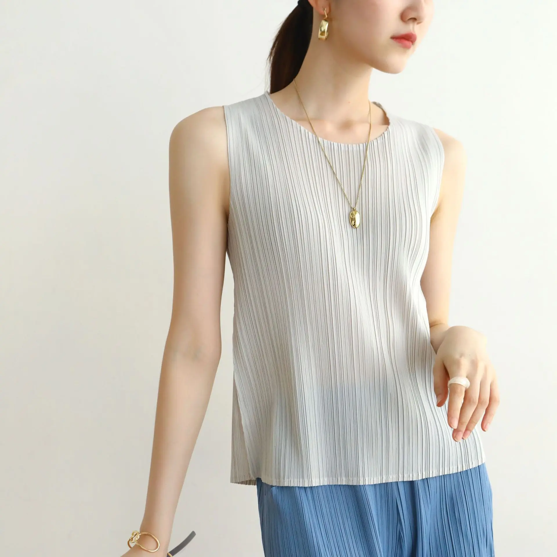 Miyake Pleated Top Female 2022 Summer High-end Solid Color Basic Round Neck Sleeveless Retro T-shirt Pleats