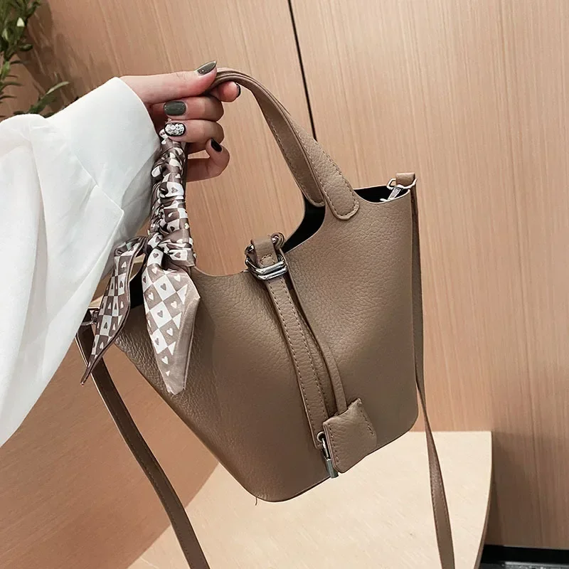 Borsa a secchiello da donna alla moda in pelle PU 2025 |   Borsa a tracolla leggera e regolabile |   Tasca con cerniera per lavoro/viaggi/giornali