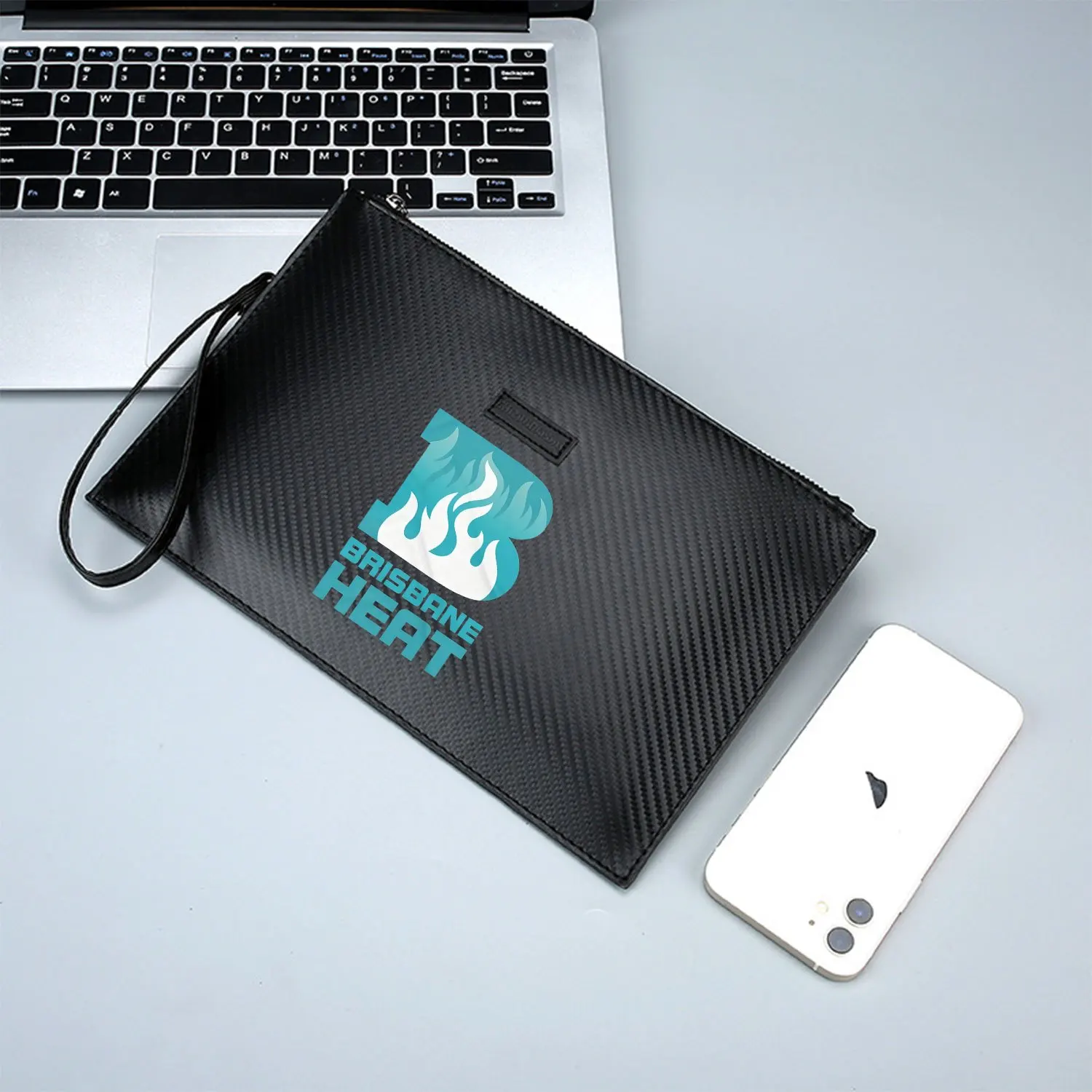 Пламя в синем логотипе B. Элегантная мужская сумка из искусственной кожи с принтом. Модная и практичная для повседневной носки.