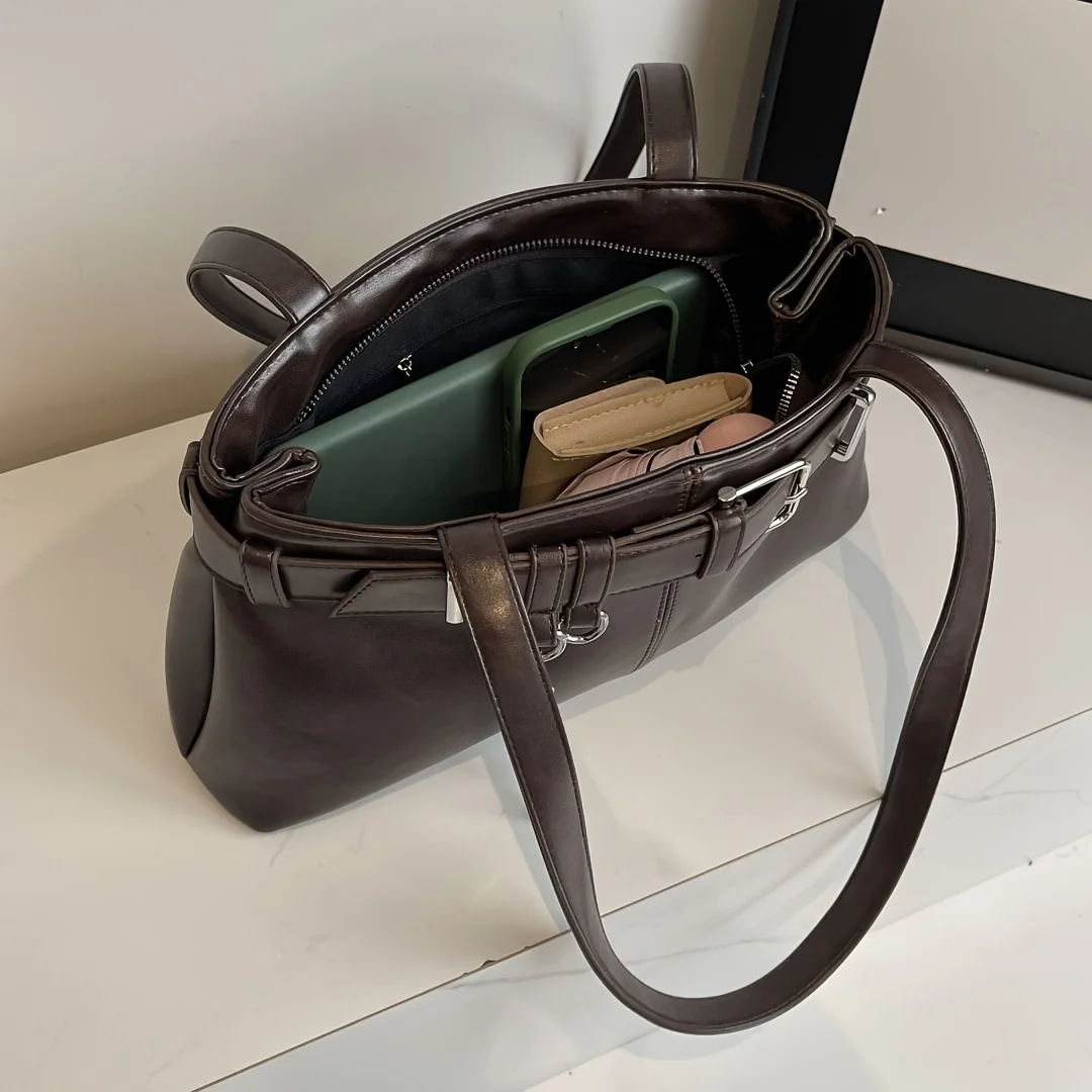 Borsa a tracolla solida, chiusura con cerniera, foderata e bordo verniciato. Borsa versatile con custodia per telefono. Per uso quotidiano e occasionale. Acquista ora!