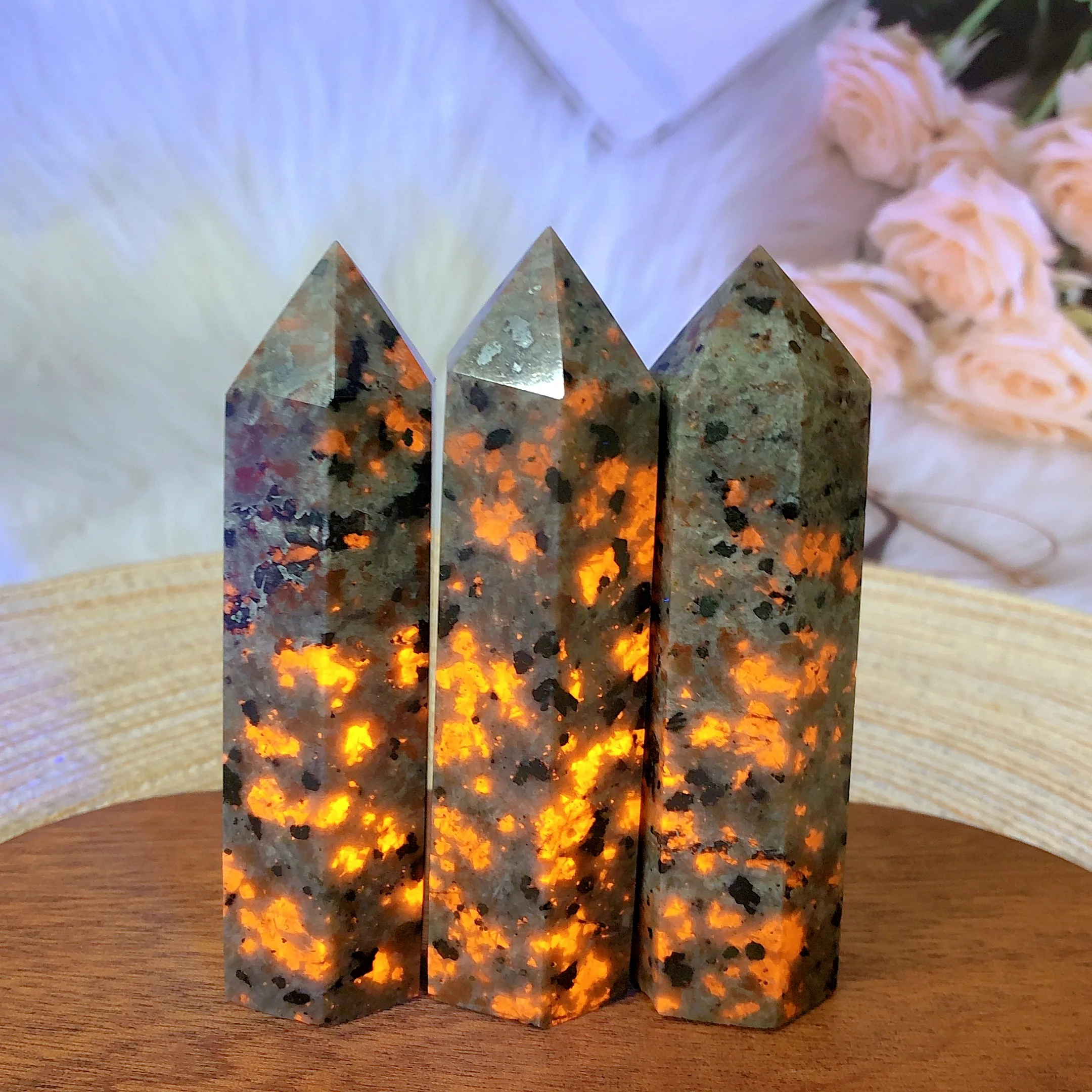 

Natural Crystals Yooperlite Tower UV Light Reactive Healing Stone Room Decor Home Decoration Wholesale Mineral Ornament