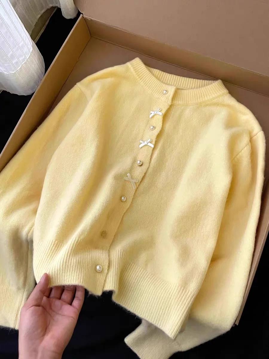 부드러운 슬레 밀크 옐로우 매듭 진주 단추 니트 스웨터 코트 여성용 사이즈 가을 2025 패션 니트 가디건 탑