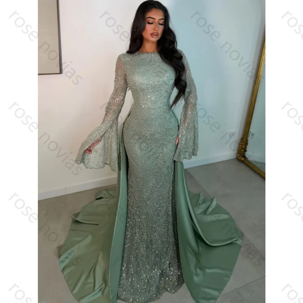 2026 Salbeigrünes formelles Kleid mit Rundhalsausschnitt, langen Ärmeln, Strass- und Perlenbesatz, Satin-Meerjungfrauen-Maxikleid für Damen, Abschlussballkleid mit Überrock und Schleppe