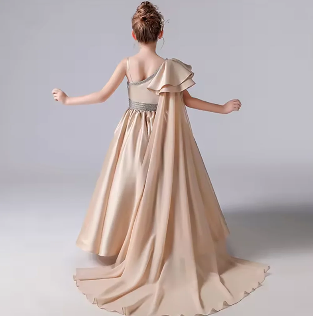 Maßgeschneidertes One-Shoulder-Ballkleid-Blumenmädchenkleid aus Champagner-Satin mit exquisiten gerafften Details und fließendem Rock