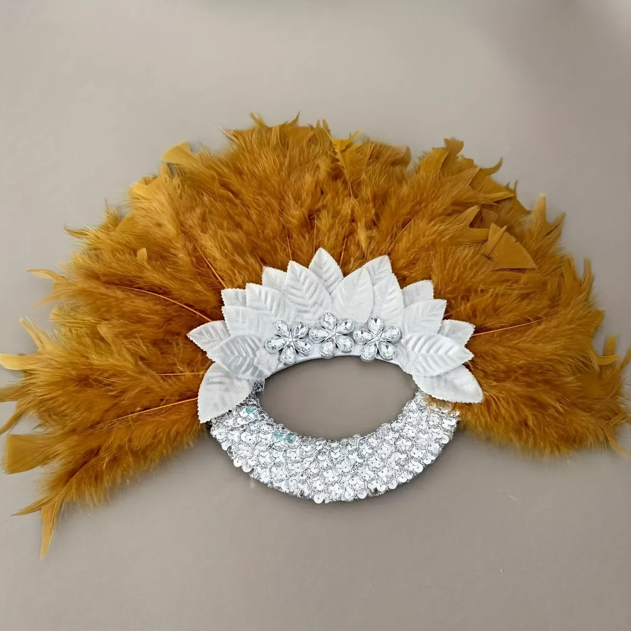 Happy Face Wedding Bride sosteniendo un abanico, accesorios para fiesta de Halloween y Navidad con abanicos, abanicos de mano, abanicos de color sólido