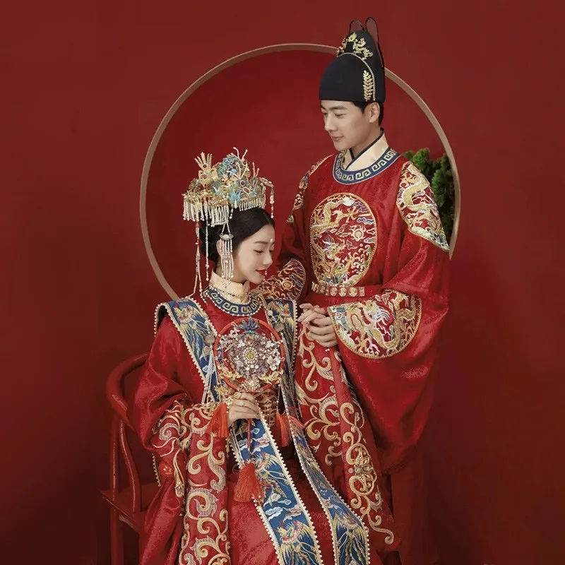 

A complete set of traditional Chinese wedding dress with phoenix crown and red robe