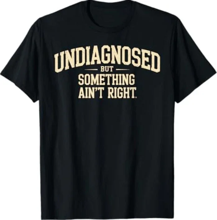 2025 Unisex Vintage Meme T-Shirt Lustiges 'Undiagnosiert, aber etwas stimmt nicht' T-Shirt für Männer und Frauen Streetwear Casual – Detail 1