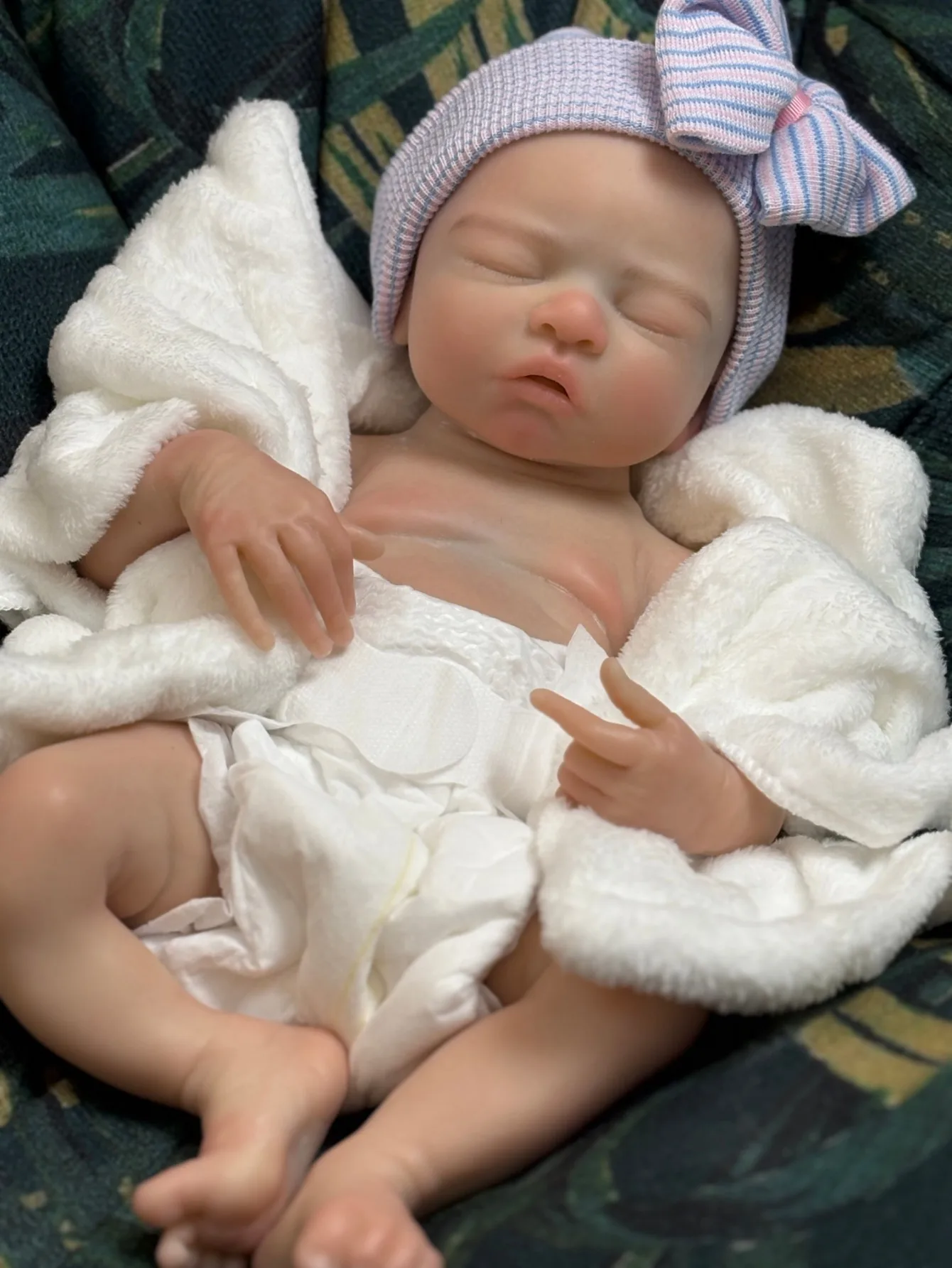 Neue 16-Zoll-schöne, sehr weiche, handgefertigte, schöne wiedergeborene Babypuppe aus Silikon zum Einschlafen, kann als Geburtstagsgeschenk für Kinder gekauft werden.