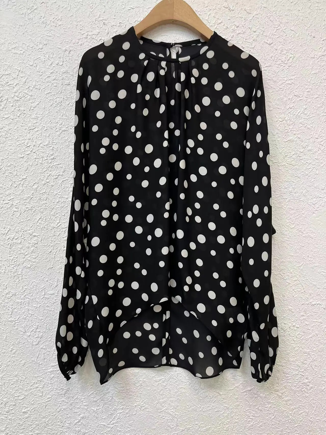 

2024 Spring New Silk Top Women's Classic Black and White Dot Print Loose Bat Long sleeved Shirt Retro