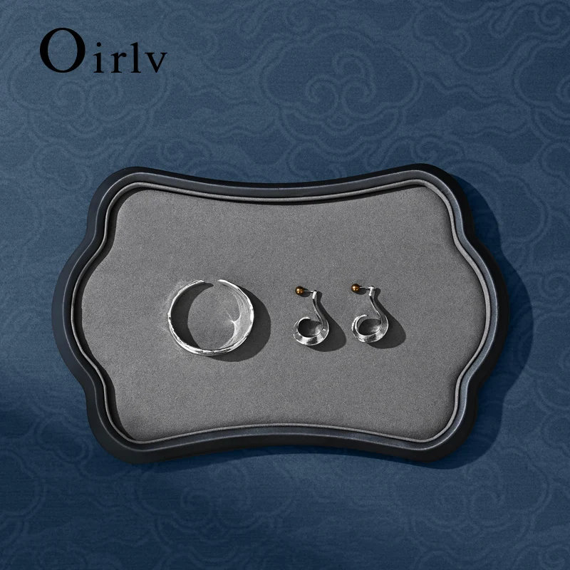 

Поднос для ювелирных изделий Oirlv и подставка для выставки товаров, серая замша, двухслойный дизайн из искусственной кожи, подходит для ювелирного магазина и семей