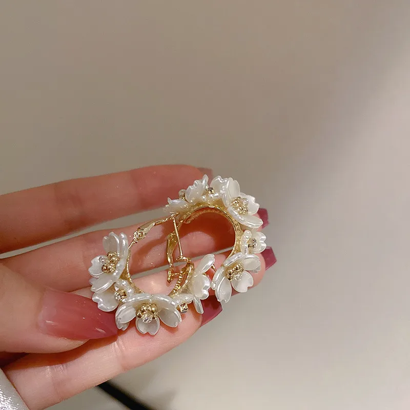 2022 New Korean White Flower Splicing Hoop Earrings Temperament Simple Resin Versatile Big Luxury Earrings Jewelry Wedding Gift