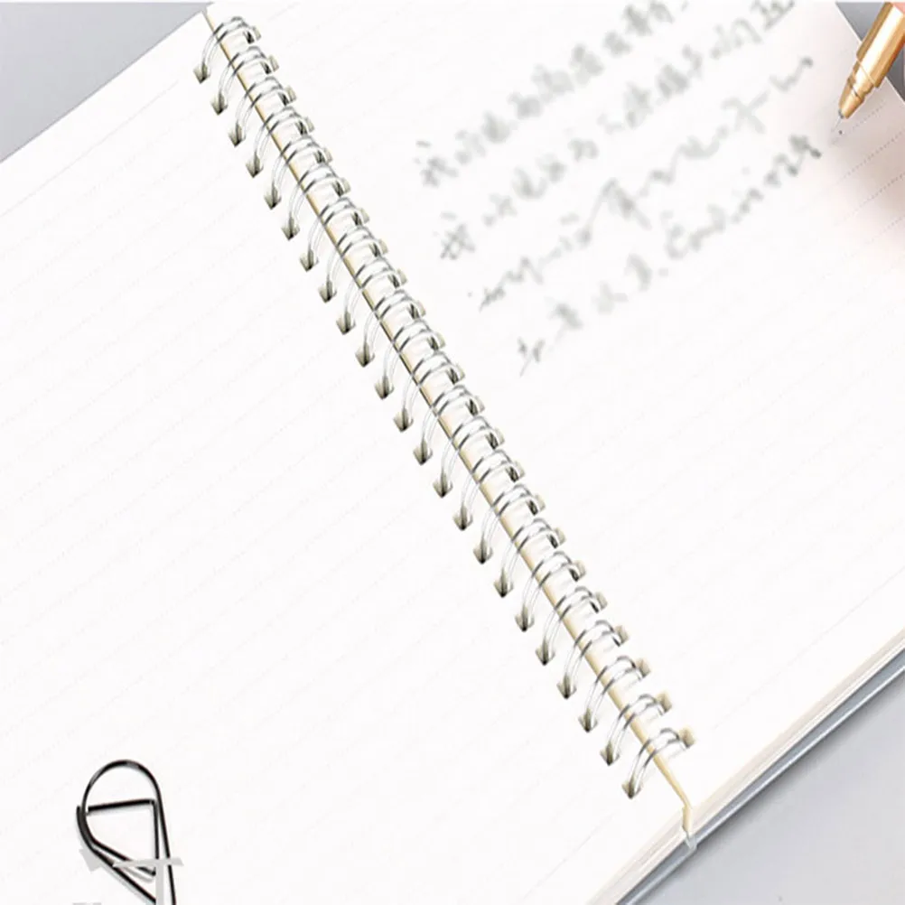 a6サイズの横罫ノート3冊セット。厚手の表紙で、罫線入りの紙を使用。学生向けの日記や旅行記、思い出の記録に最適。プレゼントにもおすすめです。
