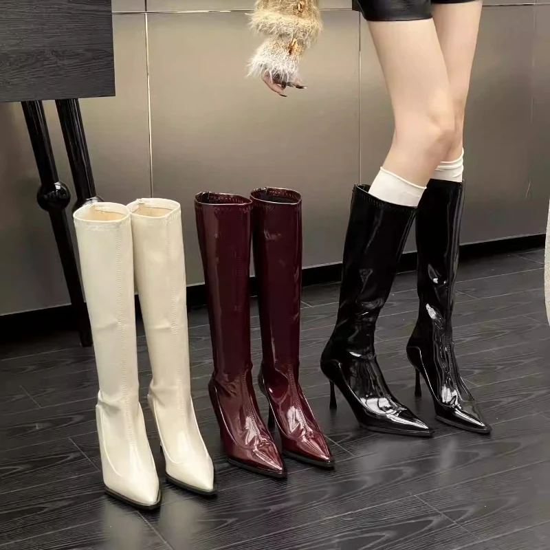 冬のファッションスタイル、ファッショナブルなポインテッドトゥ、ローヒール、ハイヒール、スタイリッシュでセクシーなストレートレッグ、パテントレザーのレディースファッションブーツ