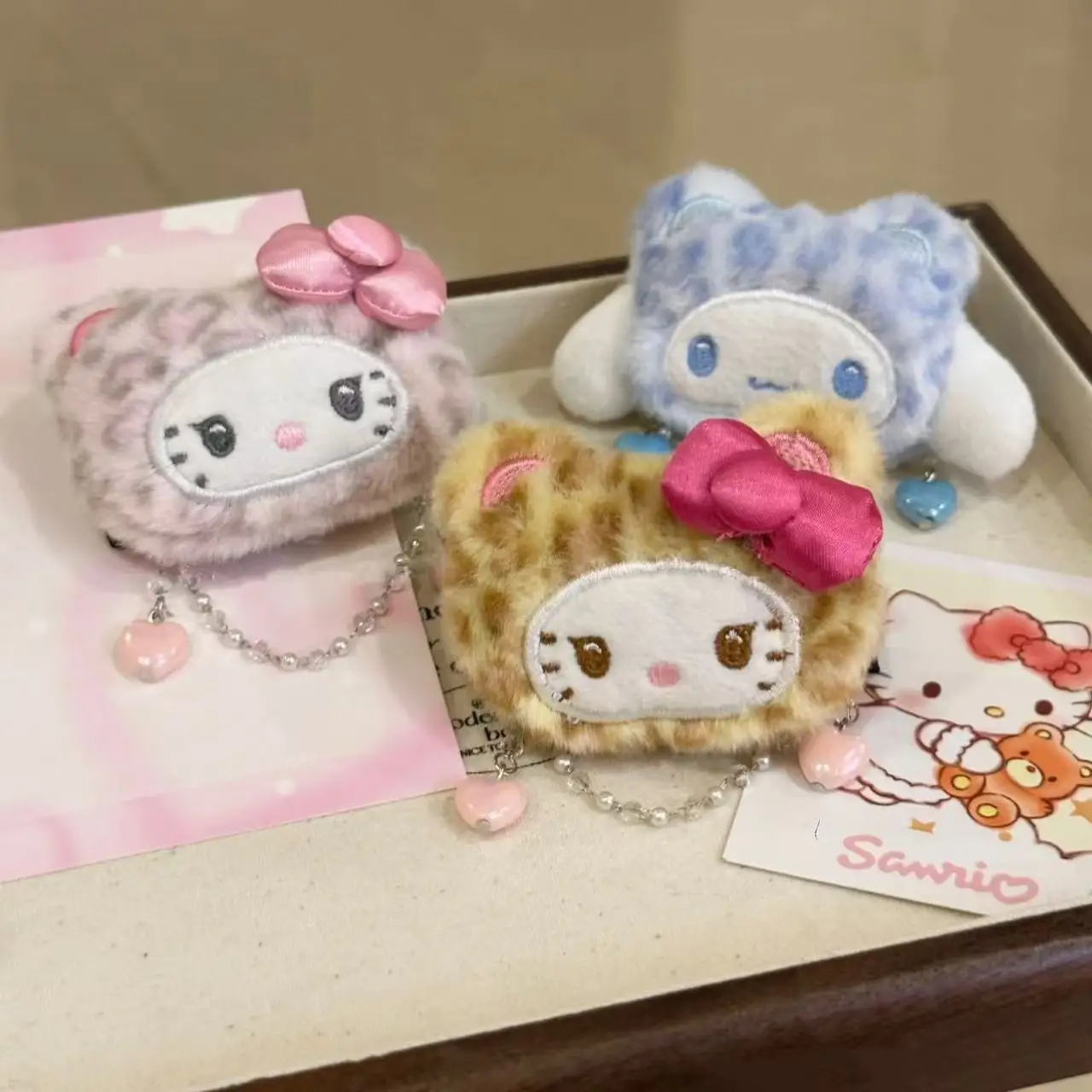 Mignon Hello Kitty en peluche épingle à cheveux imprimé léopard ours série cannelle en peluche épingle à cheveux broche sac à dos accessoires jouet cadeau de noël