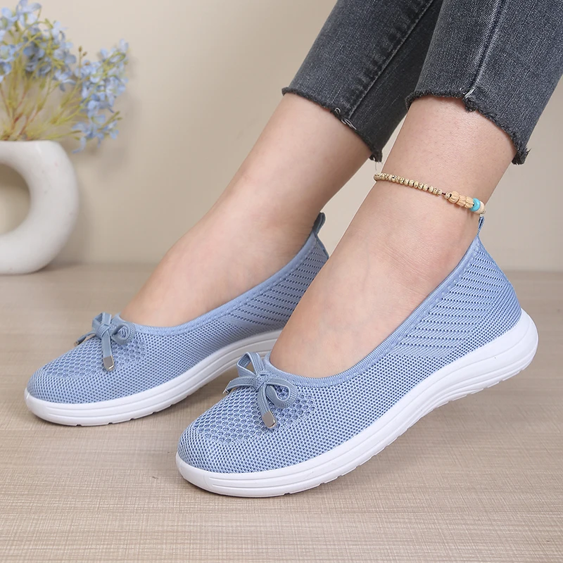 

Women's mesh casual shoes, with excellent breathability. lightweight and have flat soles, suitable for mom's sports activities.