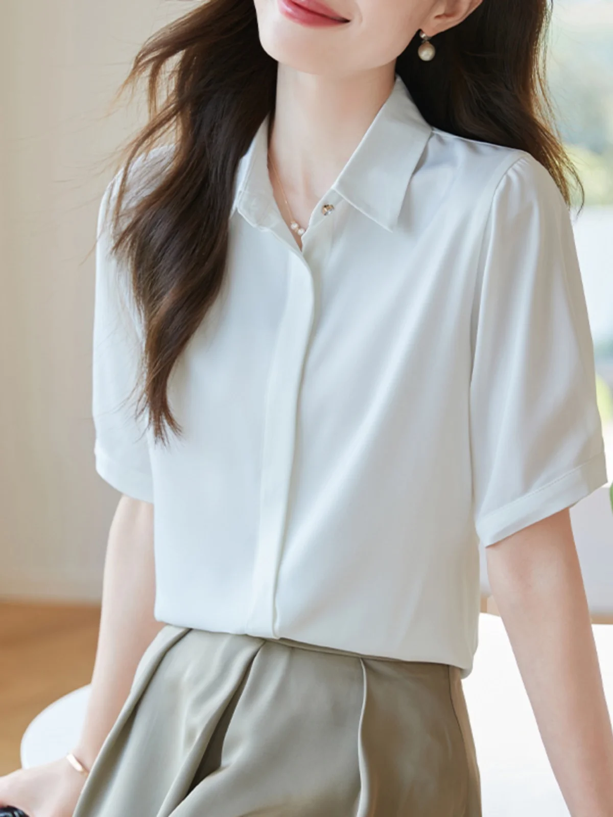 

Женская атласная шифоновая блузка с коротким рукавом, летняя коллекция 2026, новая модель, деловой стиль, на одной пуговице, с отложным воротником, универсальный топ