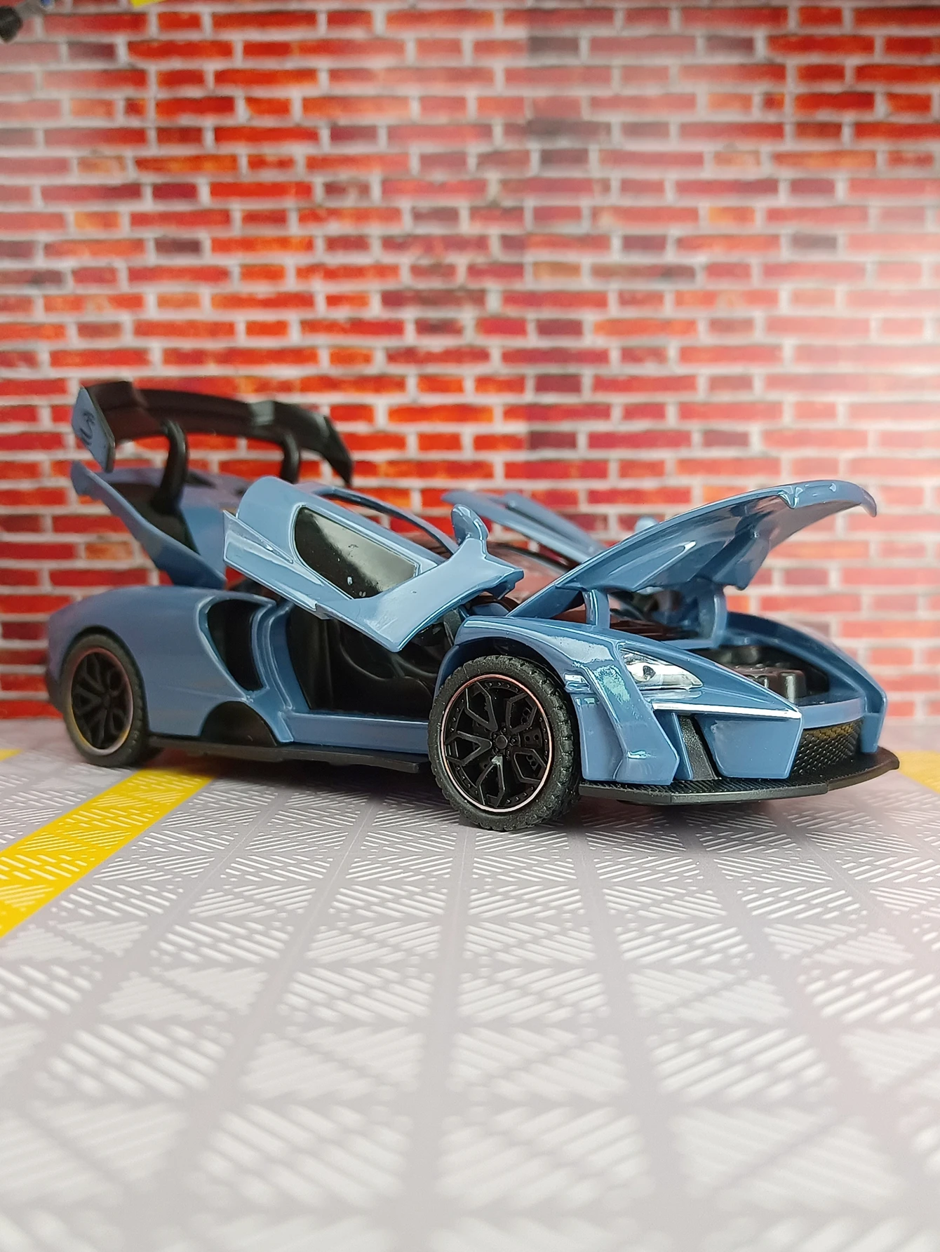 1:32 McLaren SNNA modello di auto in lega porta giocattolo per bambini e cofano bagagliaio può essere aperto auto giocattolo per bambini con suono e illuminazione