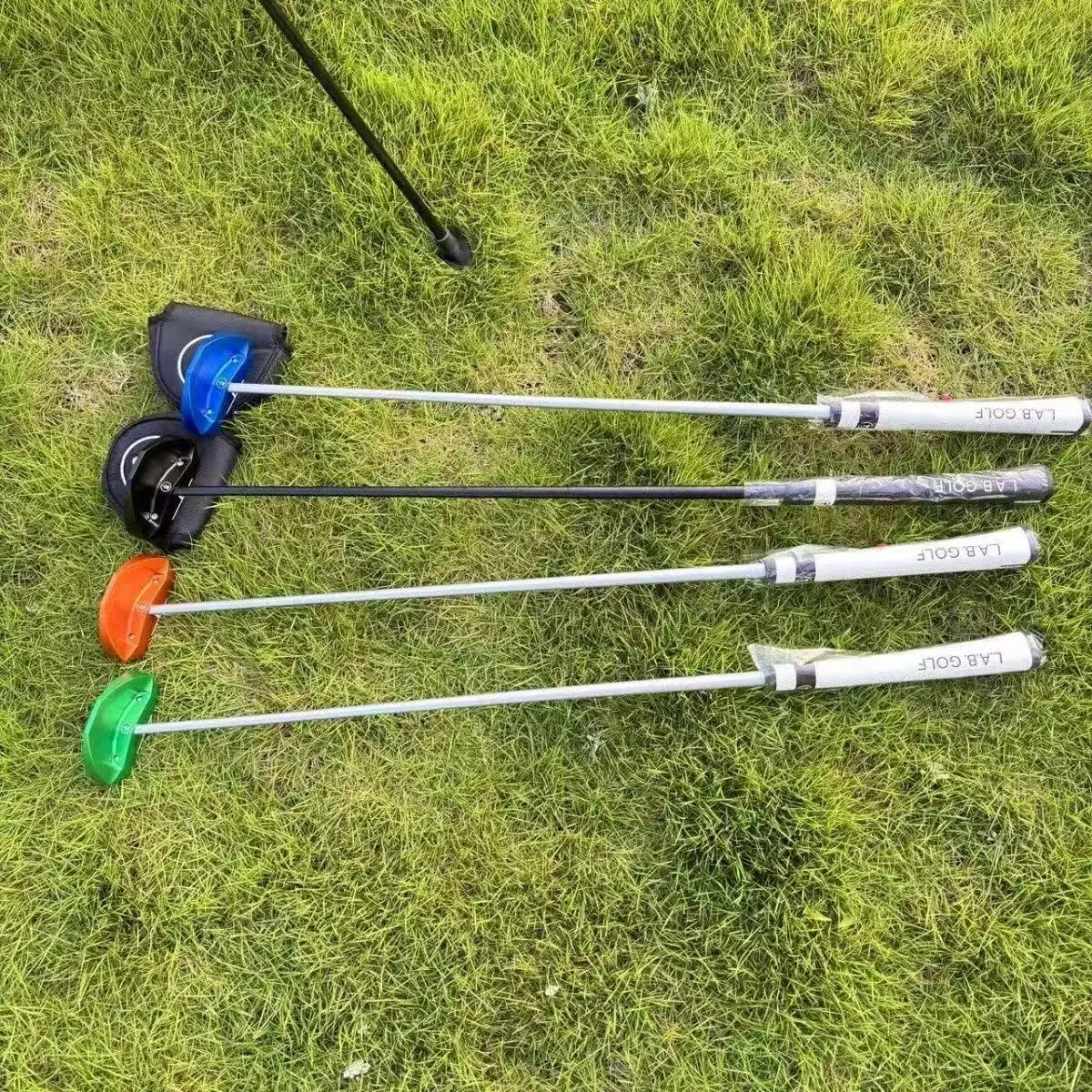 Testa del putter da golf realizzata con processo di forgiatura di materiali in lega di alluminio, che è una mazza da golf comoda e leggera