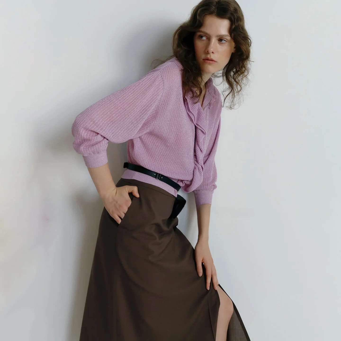 

Женский модный топ в корейском стиле из трикотажной хлопковой смеси с воротником-лепестком и подолом с оборками, удобный для повседневной носки