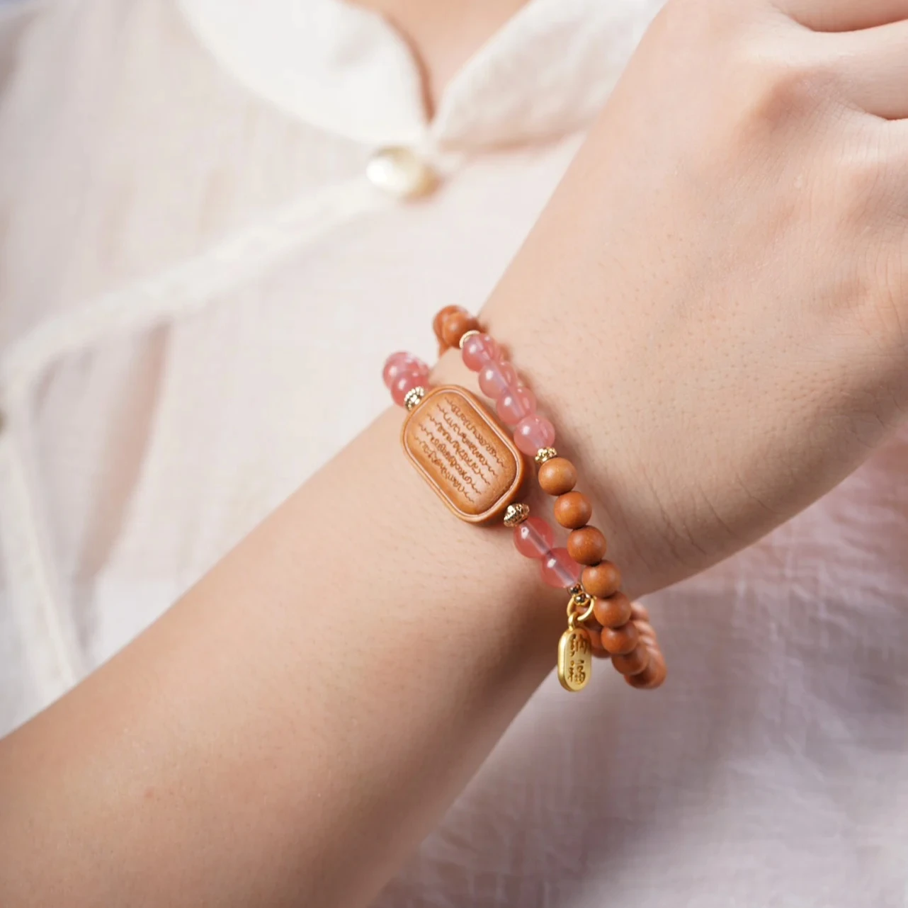 

Natural old mountain sandalwood Barbie double circle hand with five pieces of wood for women