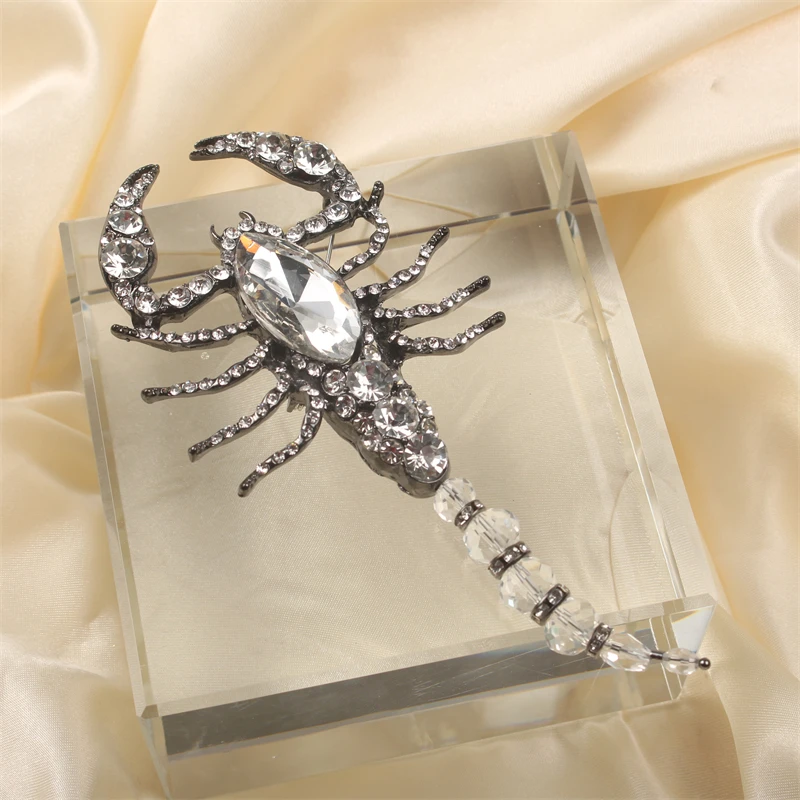 Fashion Exaggerated Large Size Insect Scorpion Domineering Brooch Unisex Gun Black Color Vintage White Crystal Collar Buckle