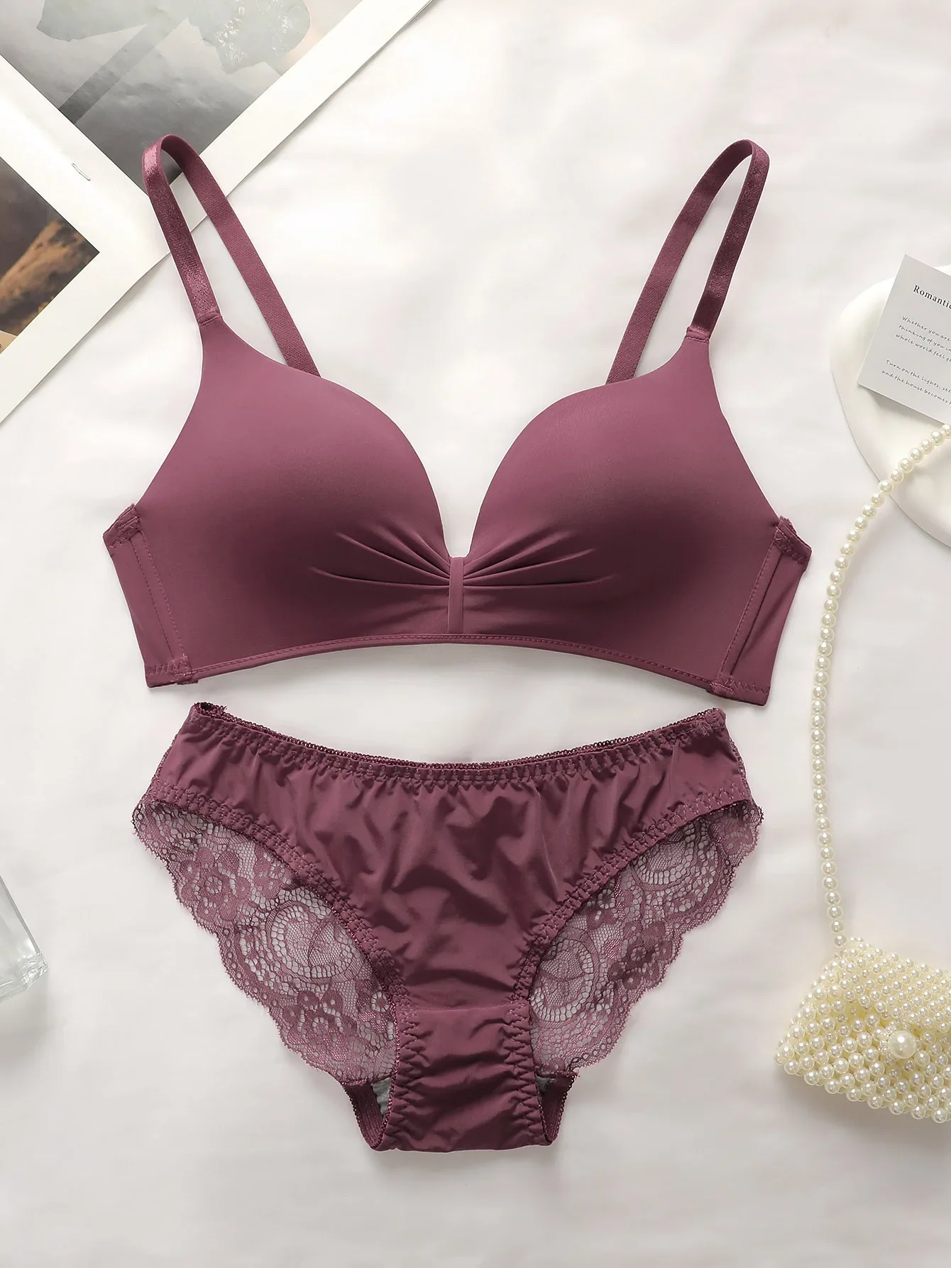 High Quality Hot Selling Sexy Women's Wireless Two-piece Butterfly Solid Color Underwear Women's Lace Underwear Set B2046