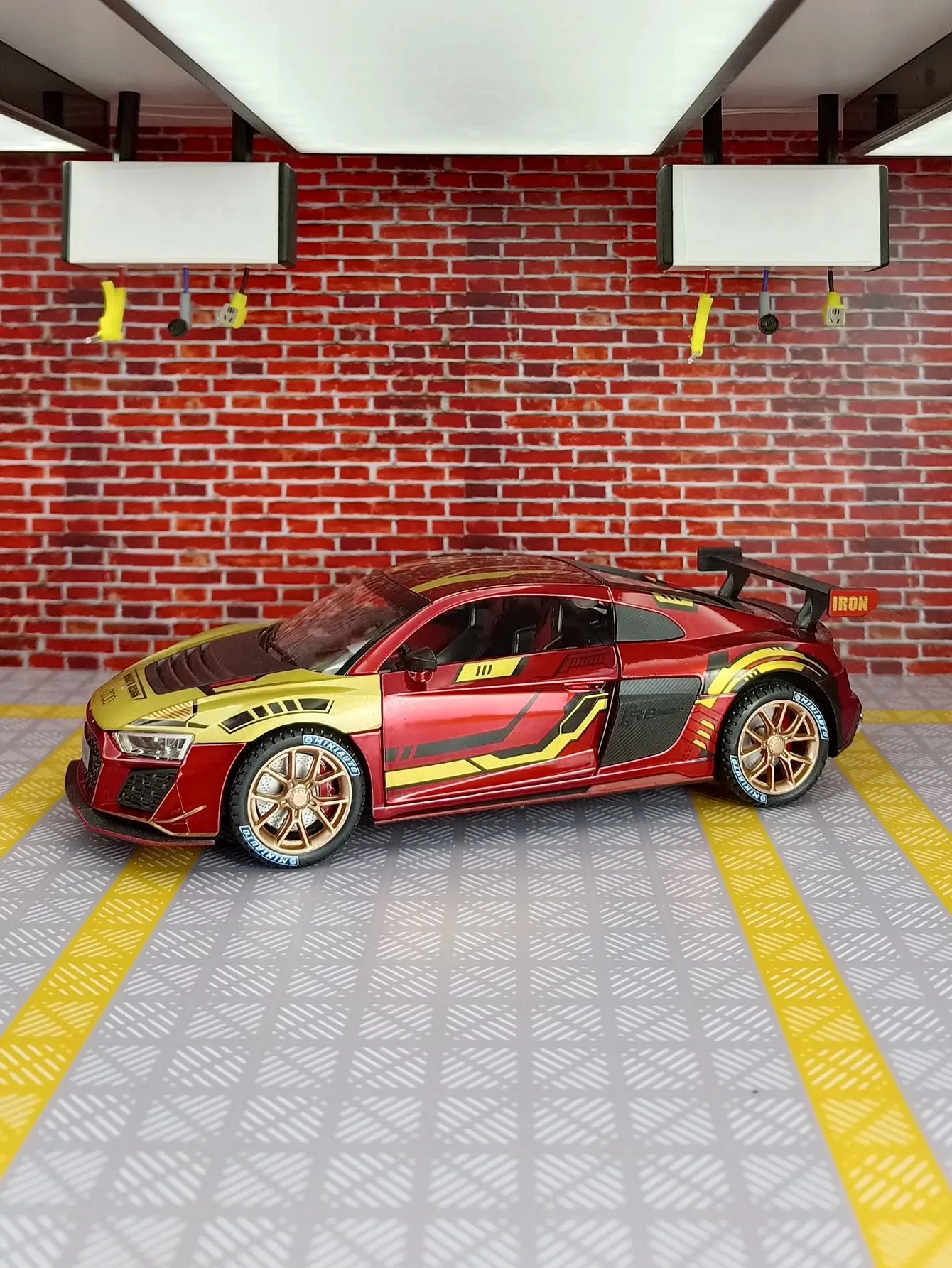 

1: 24 R8 track version racing alloy car model toy sound and light sports car boy the doors and the hood trunk can be opened