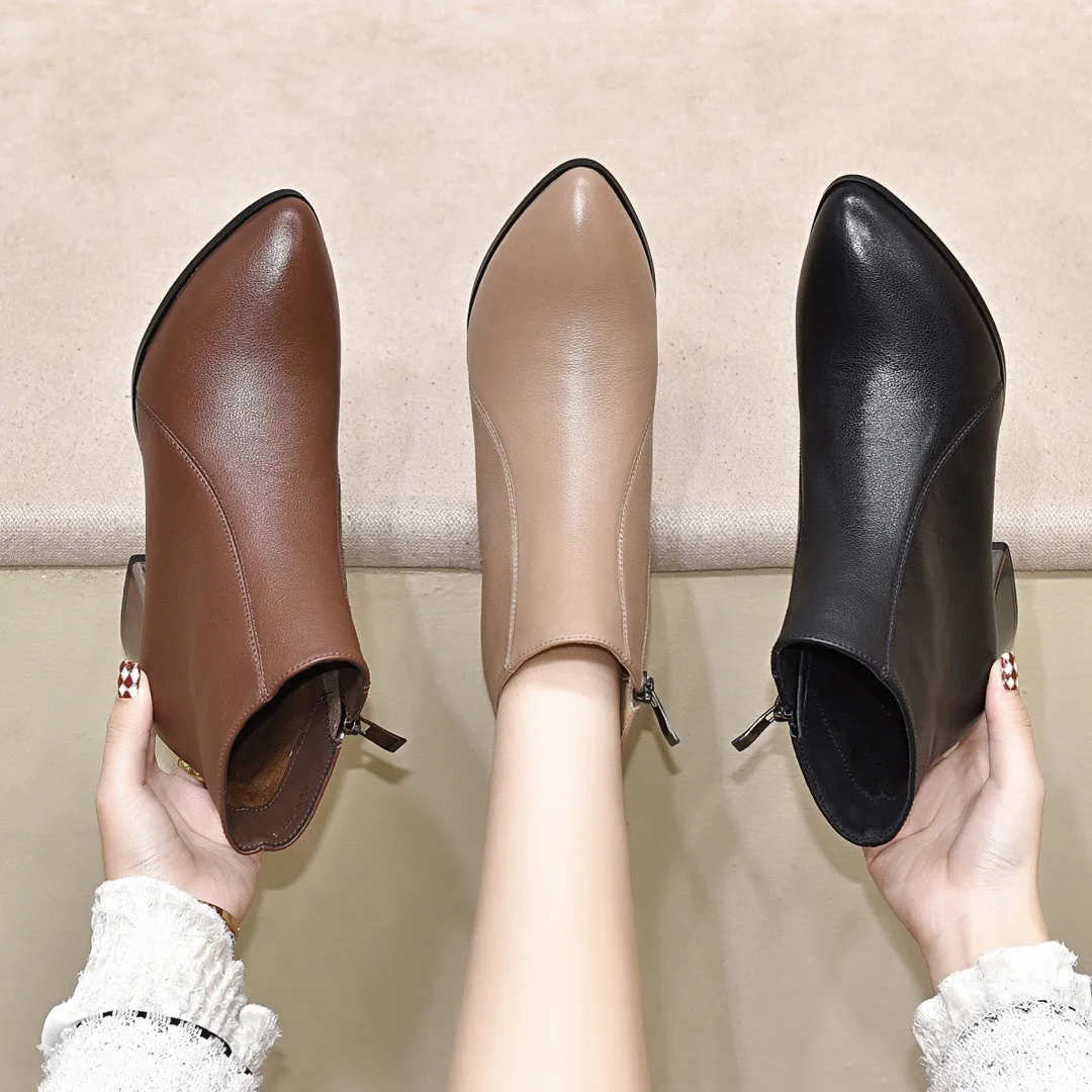 

Женские короткие сапоги из натуральной кожи с бархатом, новинка 2026 года, с острым носком, на среднем каблуке, для осени и зимы