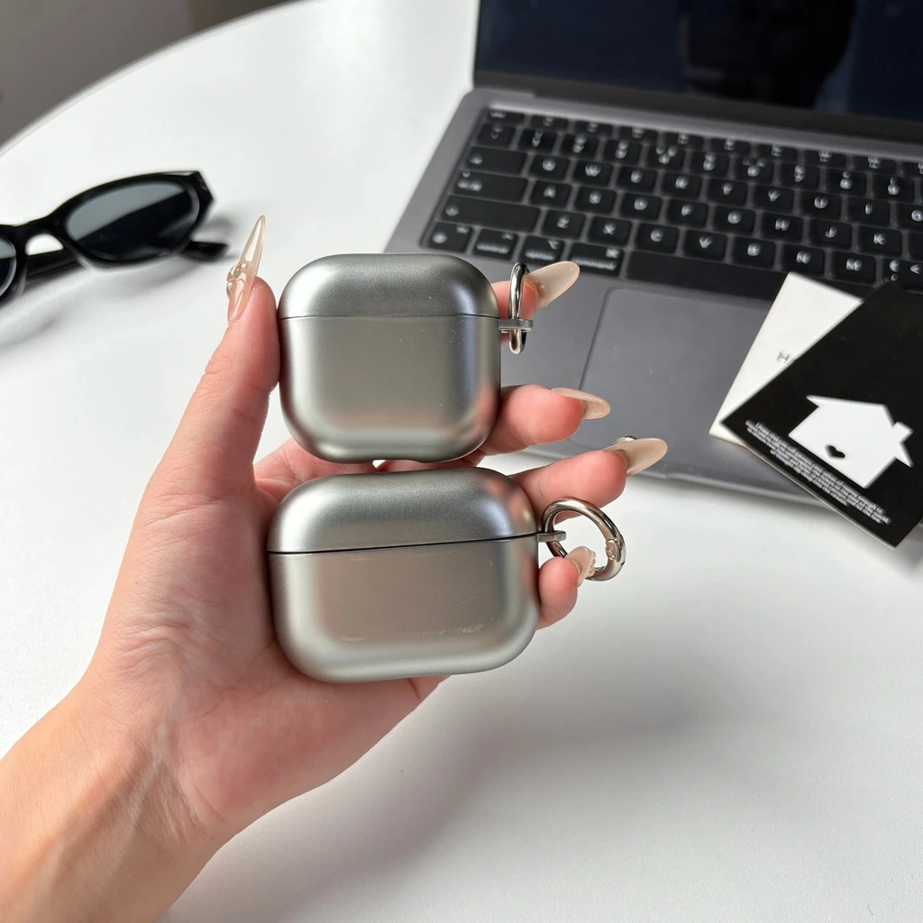 Minimalistische, coole, matt galvanisierte, silberne Kopfhörerhülle mit Haken für AirPods 1 2 3 4 5 Pro 2 Pro 3 – Detail 2