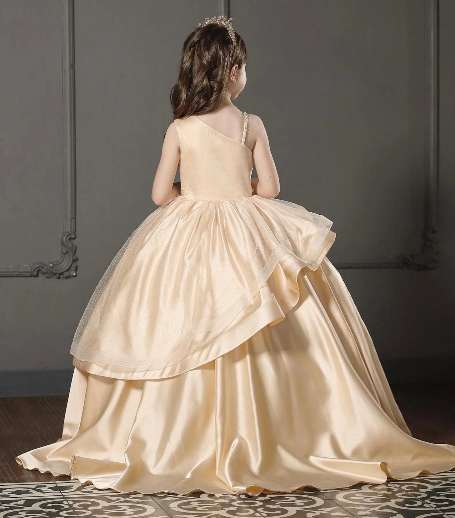 Luxurious champagne satin flower girl dress,one-shoulder diamond-encrusted mesh tiered princess dress,children's wedding catwalk