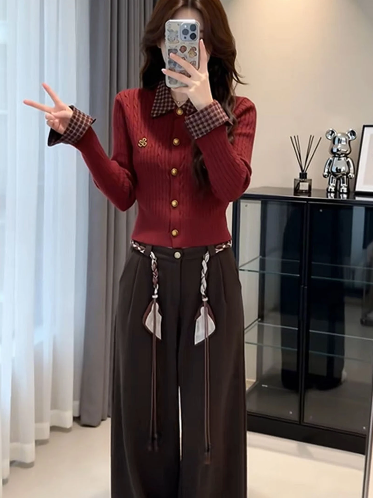 Conjunto de Moda para Mujer: Cárdigan Rojo de Punto Ajustado con Diseño Primaveral y Pantalones Casuales, Estilo Universitario con Cuello Vuelto a Cuadros, Dos Piezas