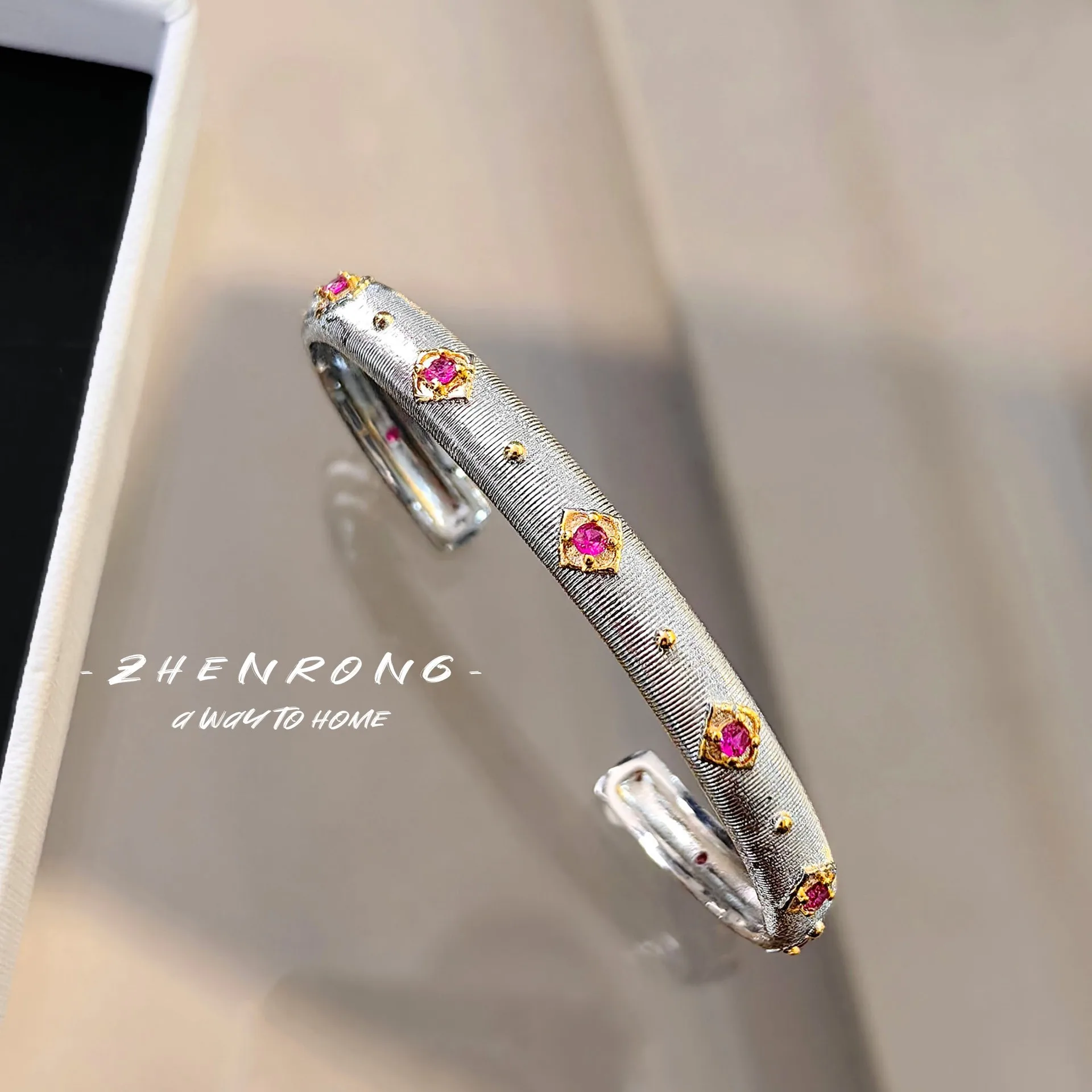Foydjew Italian Vintage Jewelry Inlaid Red Corundum Gold-plated Bracelets Women\'s 2024 New Trend