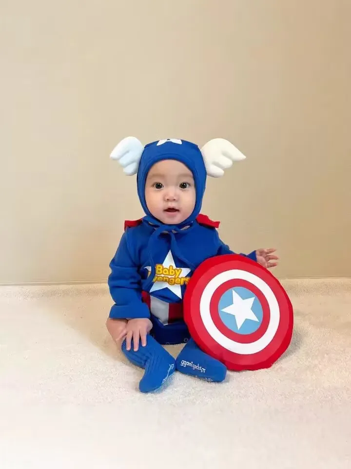 

Fall 2025 Korean Superhero Baby Bodysuit Set Costume with Cape Shield & Hat for Cosplay Photoshoot One-Piece High quality Cotton