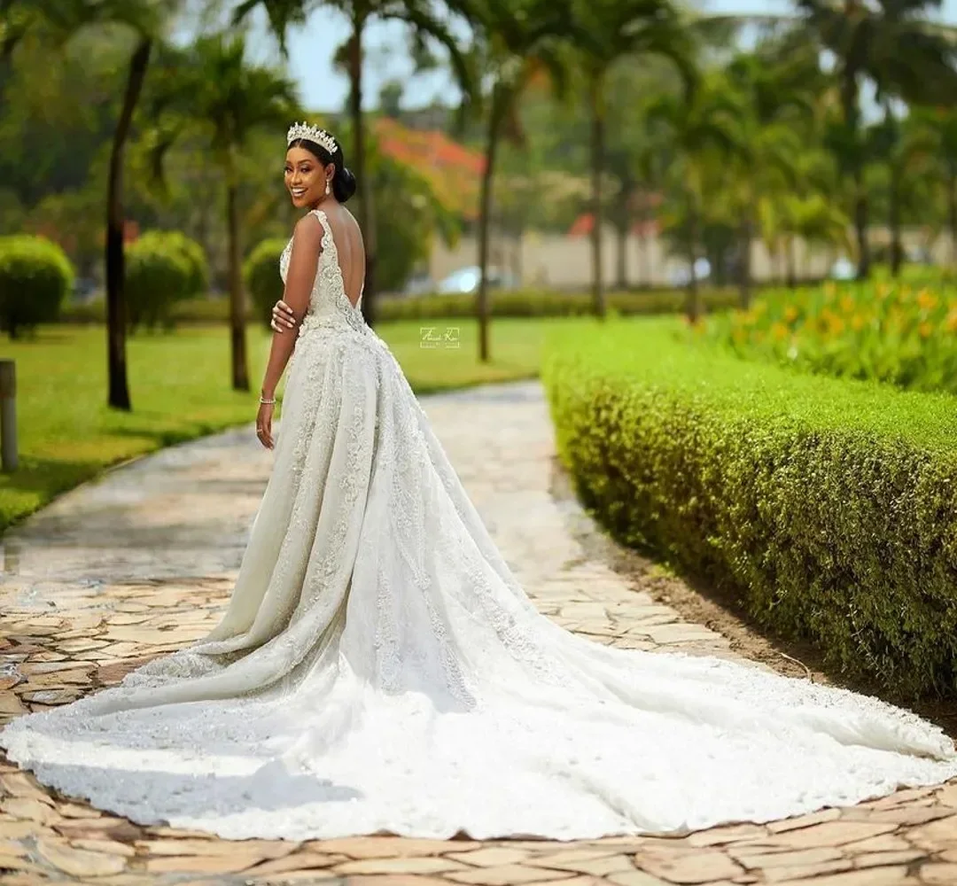 Suknie ślubne syreny z odkrytymi plecami, dekoltem w serek, ciężkimi perłami i koralikami, luksusowe aplikacje z koronki 3D, odpinany tren, idealne na wesele w ogrodzie.