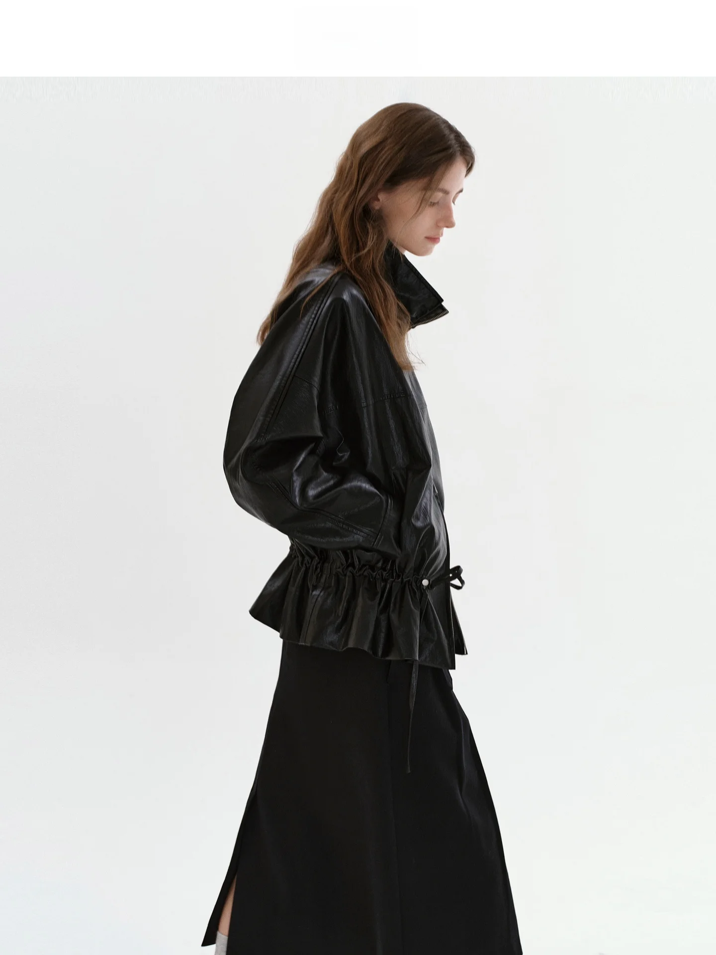 Casaco Feminino Fano de Couro Sintético com Gola Alta, Zíper Duplo e Detalhe de Ombro Caído para o Dia a Dia