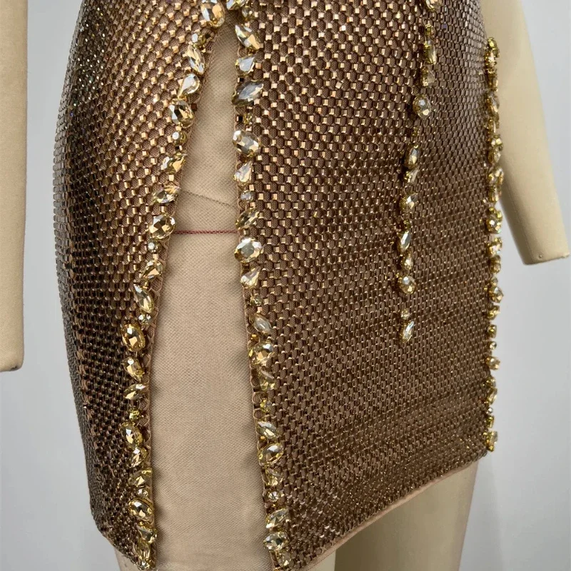 Sukienka na imprezę/bal, cekiny, krótka spódniczka, błyszczące złote kryształki, bez ramiączek, bez rękawów, prześwitująca siateczka, wysoki stan, obcisła.