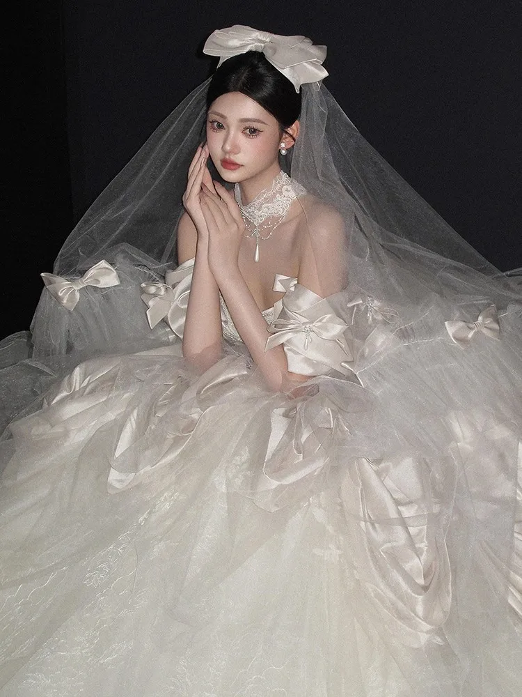 A new one-shoulder light luxury niche and dress with heavy trailing main thread